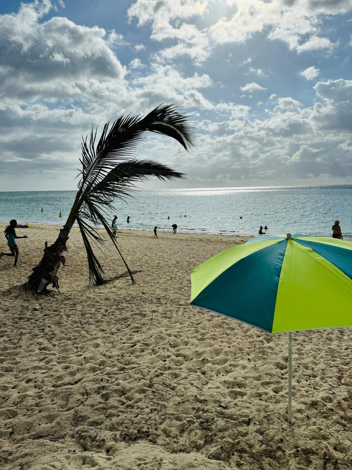 Modern Flat In Flic En Flac-Walk To The Beach Bagian luar foto