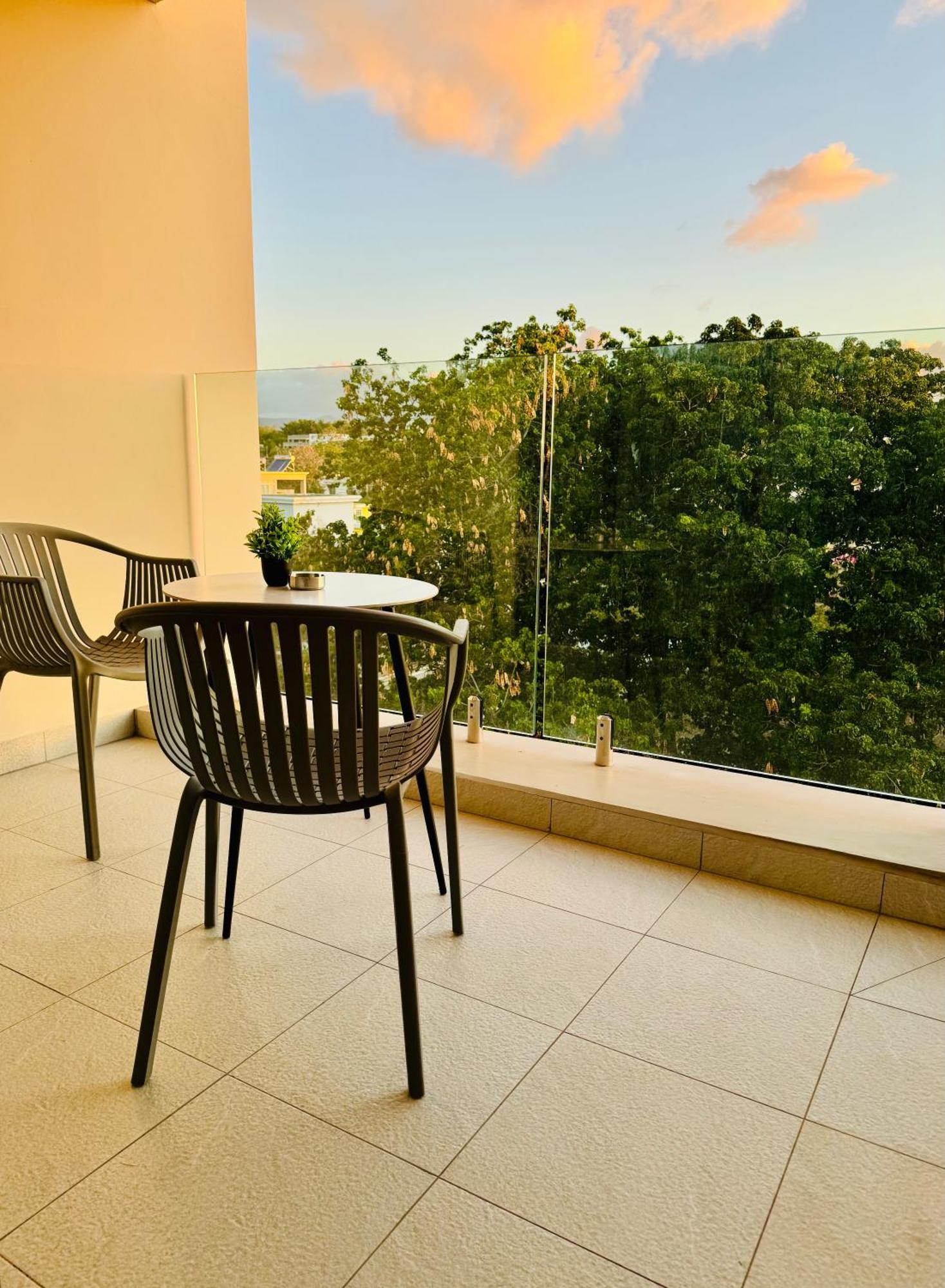 Modern Flat In Flic En Flac-Walk To The Beach Bagian luar foto
